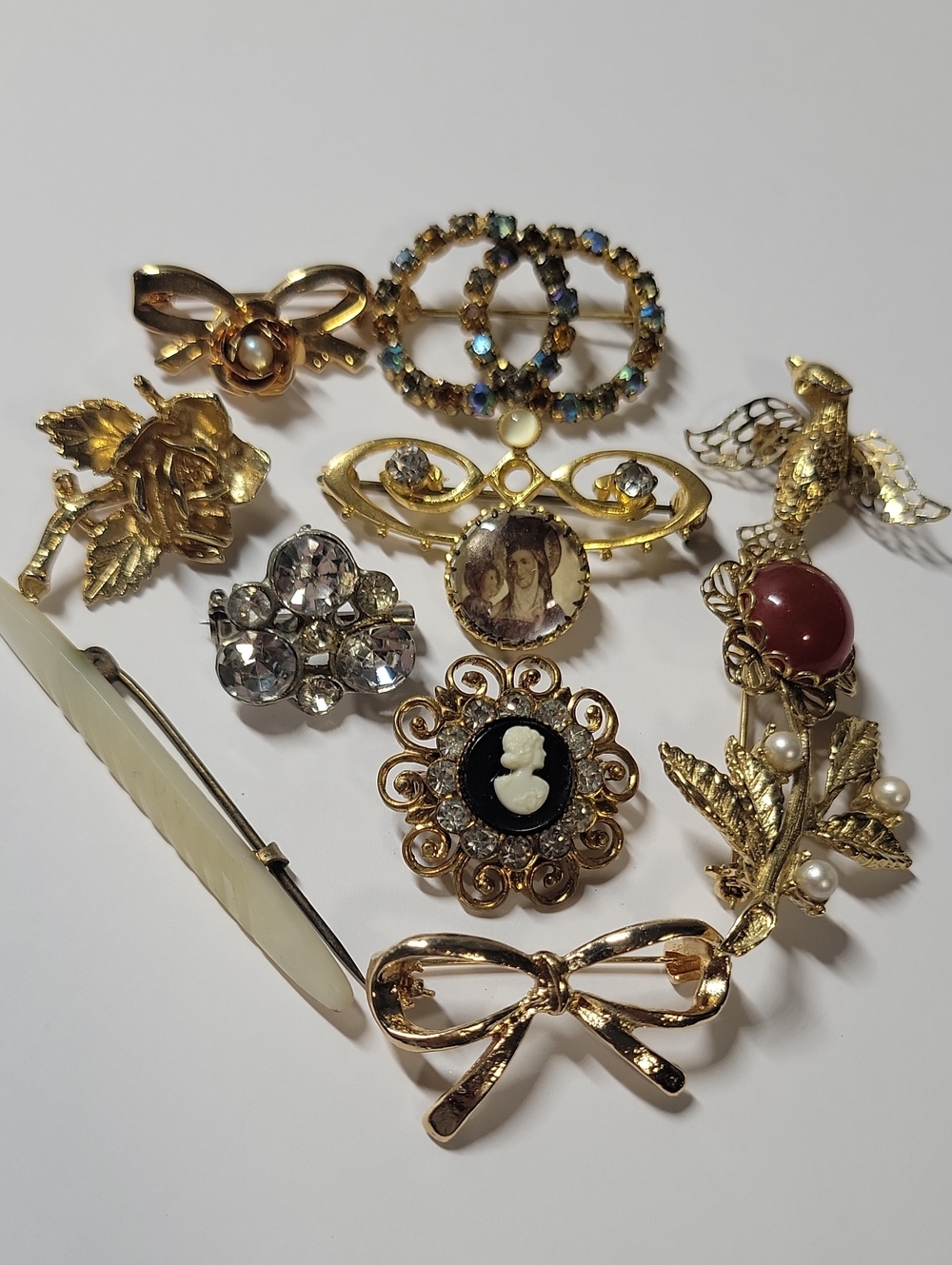 Gold-Tone Vintage Style Brooch Set - Mixed Colors